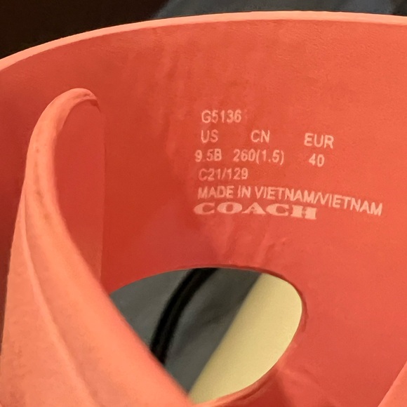 COACH PRETTY 😍 IN PINK SLIDES 9.5 excellent condition Brass detailing - Picture 4 of 10